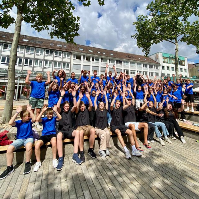 Die Hälfte unseres Zeltlagers ist schon um – daher feiern wir heute BERGFEST! 🥳

Auf dem Foto seht ihr die diesjährigen Zeltlager-T-Shirts die vor der Stadtfahrt nach Wolfsburg ausgeteilt wurden. 

#zeltlager #zeltlager2023 #kolpingjugend #kolpingjugendsteinheim #kjsth #bergfest