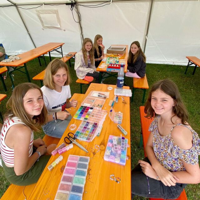 Auch dieses Lager steht Perlen basteln wieder hoch im Kurs. ✨ Viele farbenfrohe Schmuckstücke wurden bereits geknüpft und werden seitdem auch nicht mehr abgelegt. 😉

#diy #zeltlager2023 #kolpingjugendsteinheim #kjsth #perlenschmuck